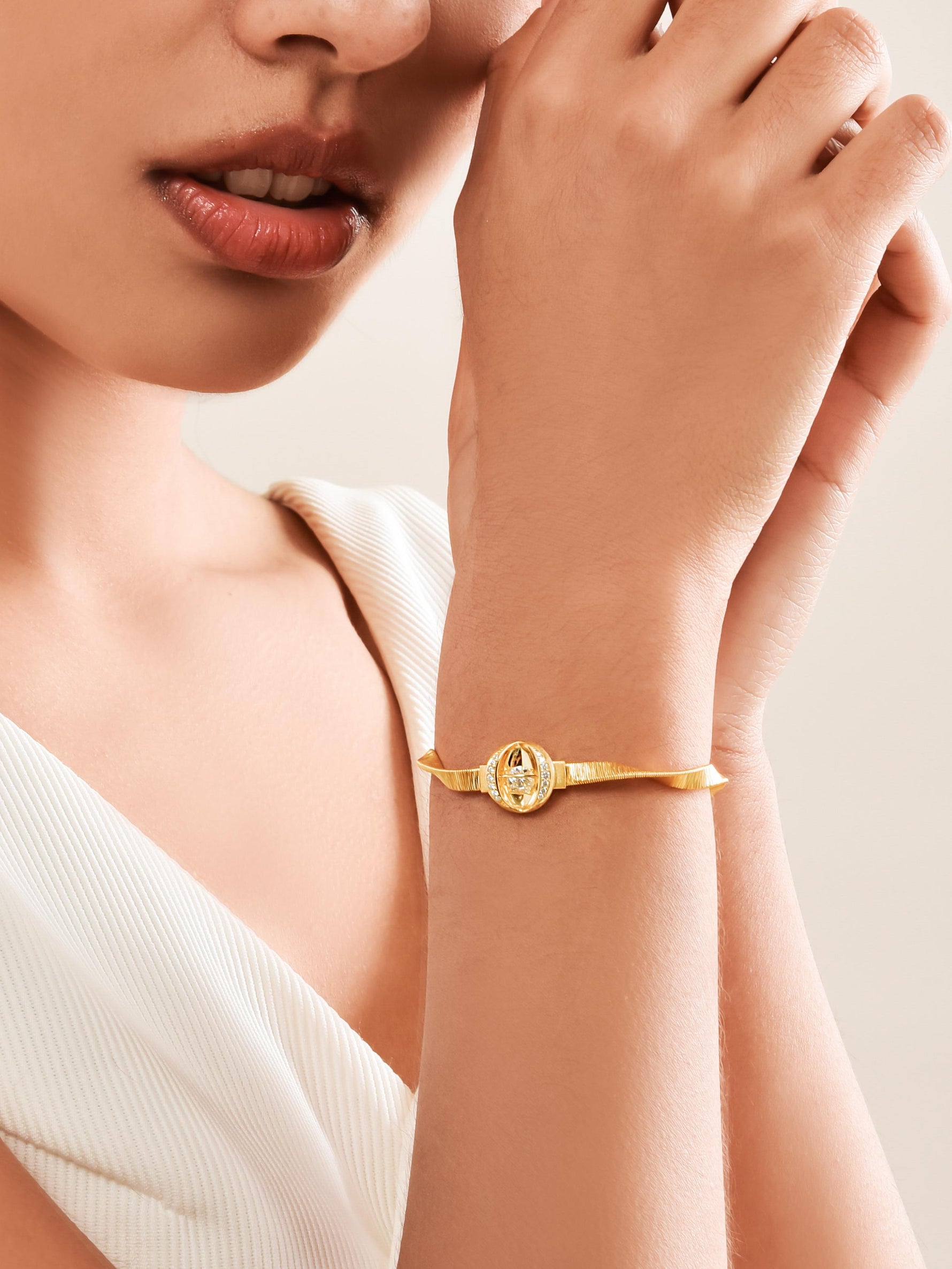 Small-Batch Luxury Dynamic Diamond Bracelet: Brushed Weave & Free-Moving Gems Locked Securely