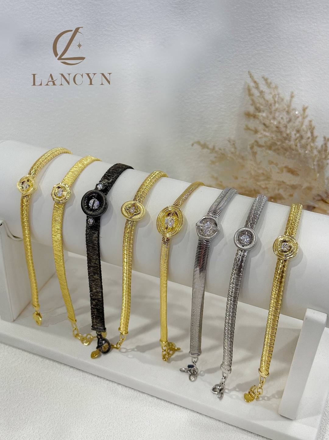 Dynamic Diamond Bracelet: Artisanal Luxury with Movable Diamonds – Redefine Your Wrist Elegance