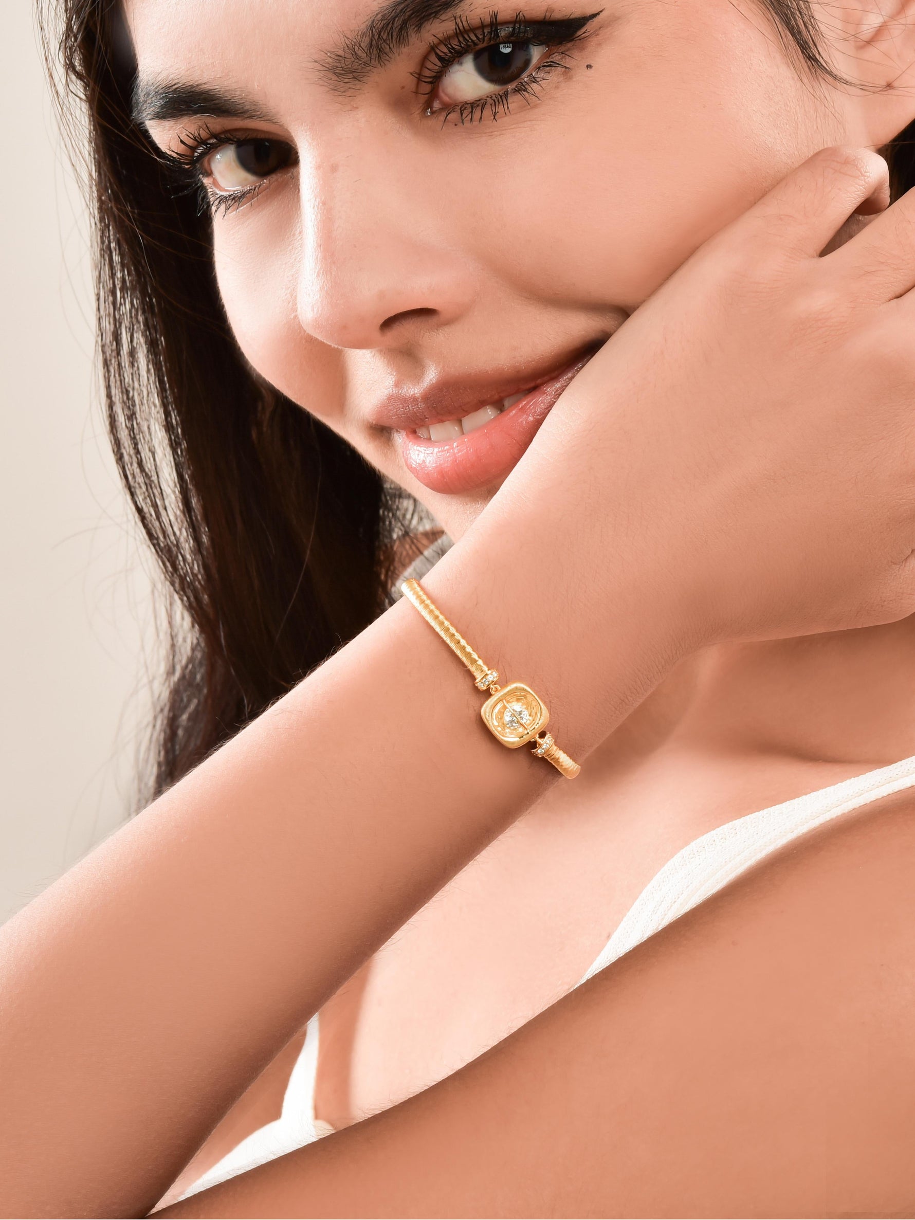 Niche Luxury Dynamic Diamond Bracelet: Filigree Craft & Free-Moving Gems That Sparkle With You