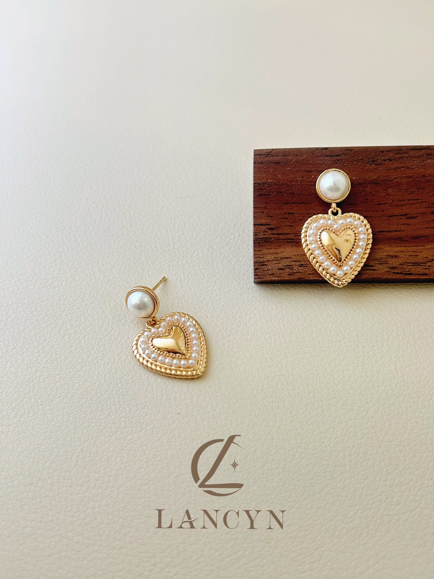 Heart-shaped geometric pearl earrings