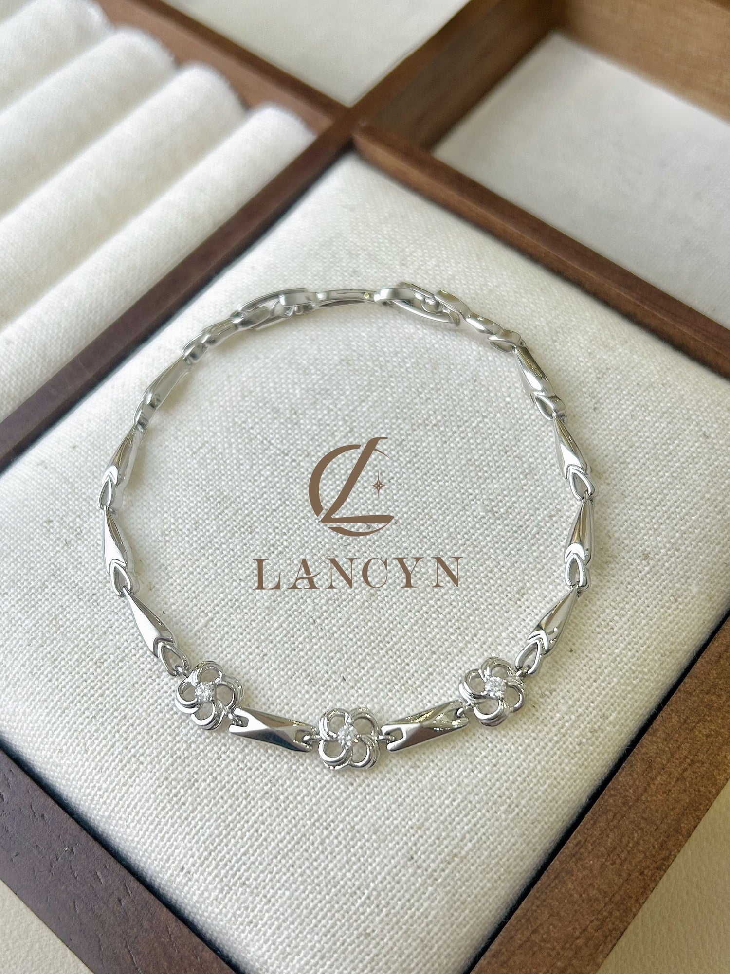 Simple three-flower high-end bracelet