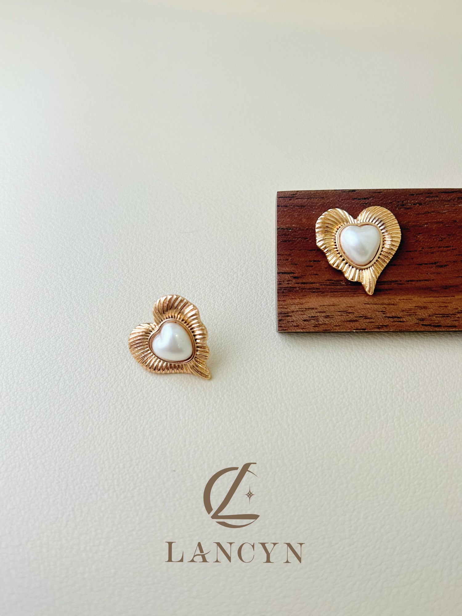 Heart-shaped vintage pearl earrings 5.77g