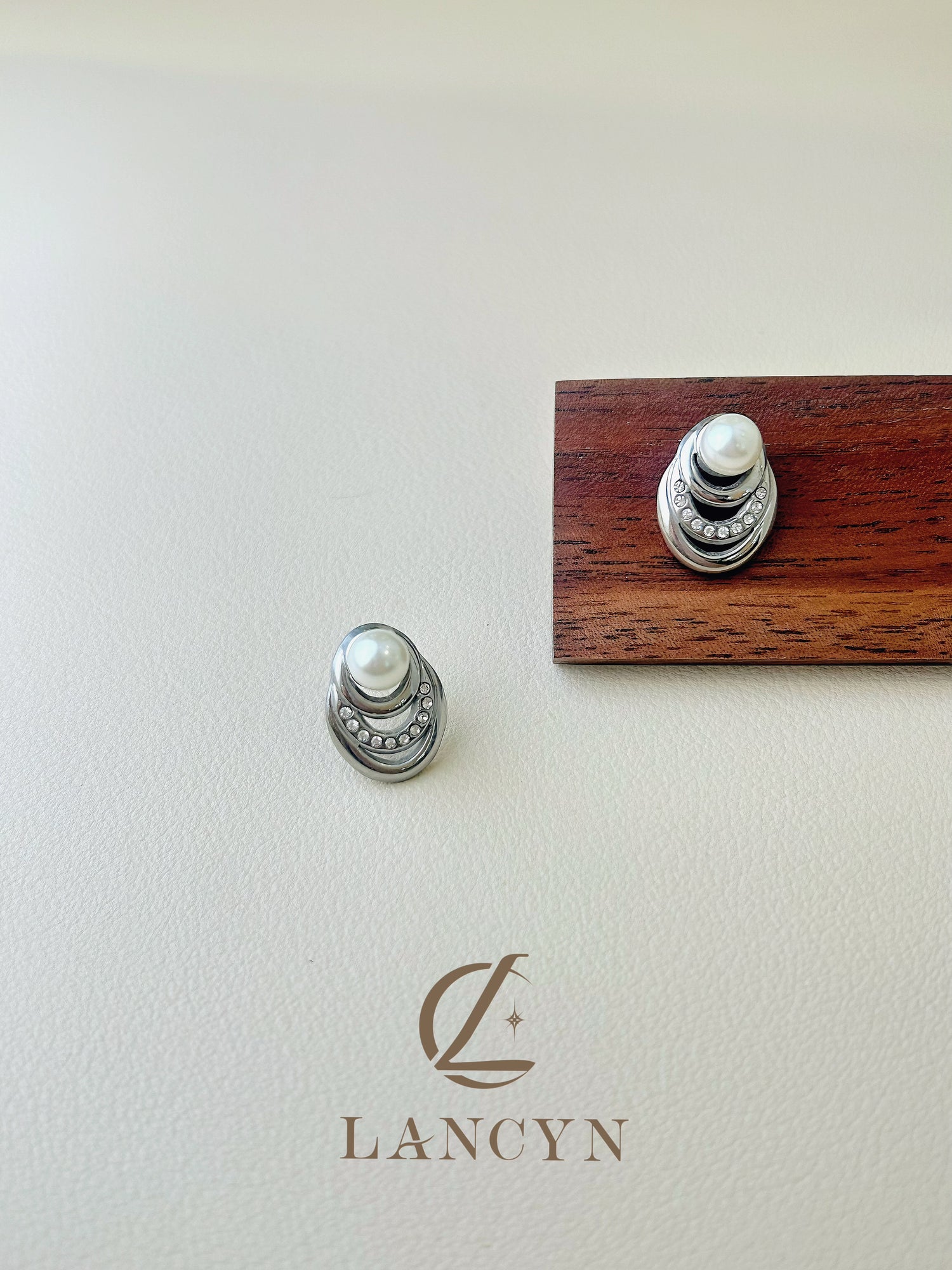 Minimalist teardrop pearl earrings